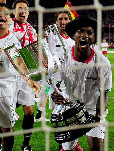 马拉松比赛争议一幕，选手扔掉手中的国旗引发争议，你怎么看？.