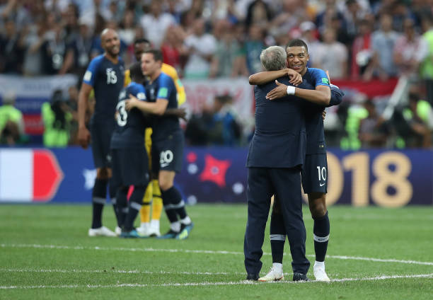 詹姆斯跟着妻子做普拉提运动，动作真的是标准哈.